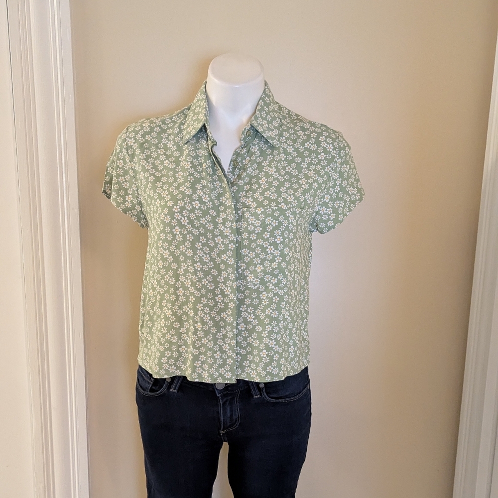 L. A. Hearts green with white and yellow daisy print button down top size M